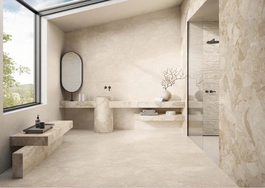 Salle de bain moderne avec carrelage beige, douche à l’italienne et meuble Tarento Carrelage