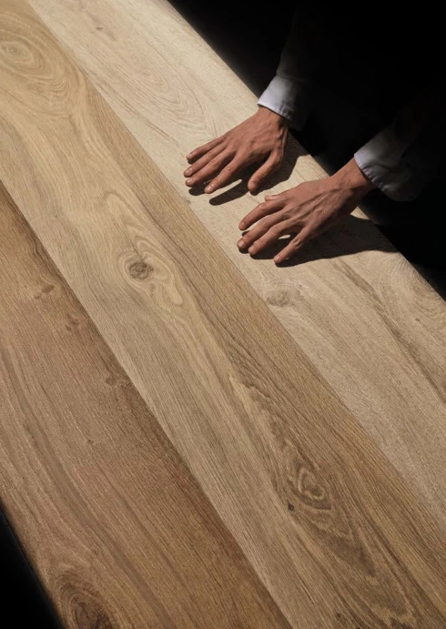 revêtement effet bois séduit par sa capacité à créer des espaces chaleureux élégants et intemporels
