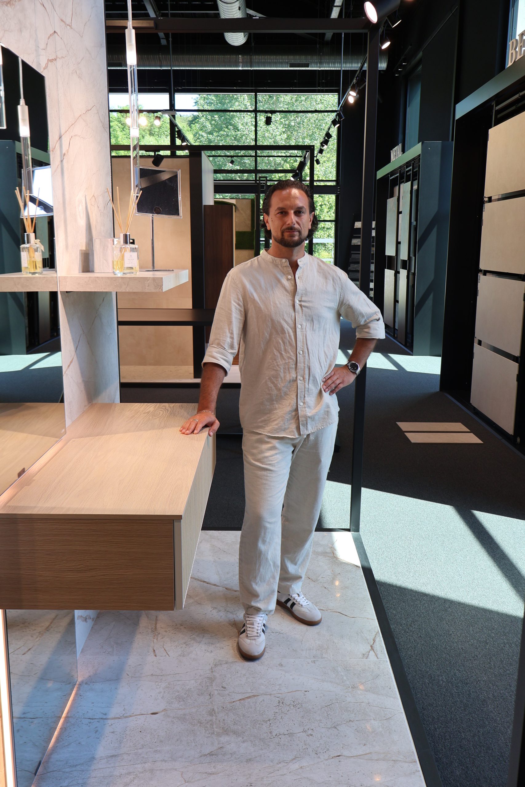 Boris Tarento, qui se tient debout dans ,le showroom de tarento carrelages