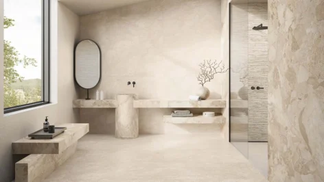 Salle de bain moderne avec carrelage beige, douche à l’italienne et meuble Tarento Carrelage