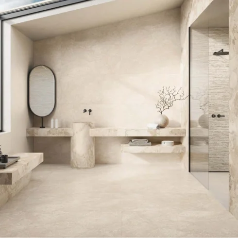 Salle de bain moderne avec carrelage beige, douche à l’italienne et meuble Tarento Carrelage