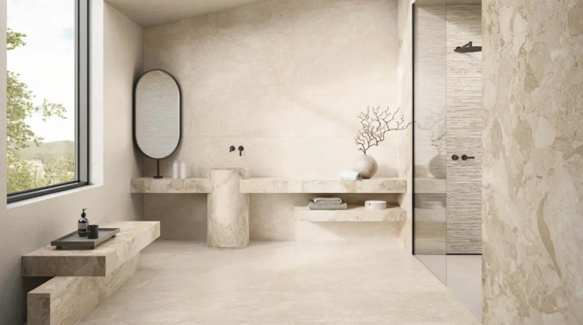 Salle de bain moderne avec carrelage beige, douche à l’italienne et meuble Tarento Carrelage